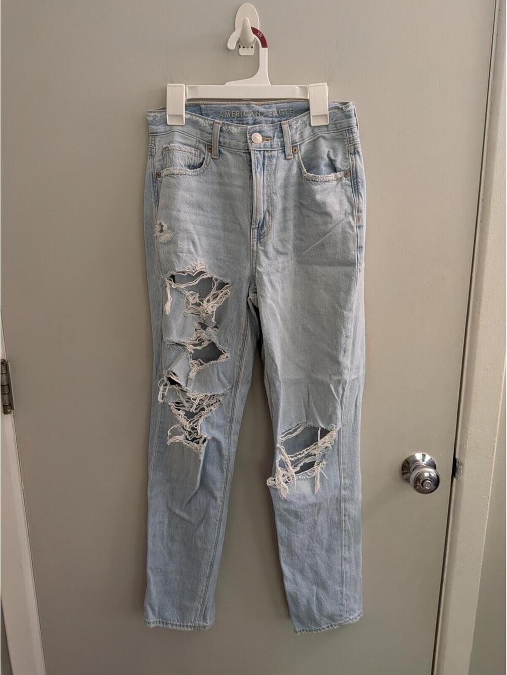 American Eagle Light Wash Heavily Distressed Ripped Jeans Super Soft Size 0 EUC